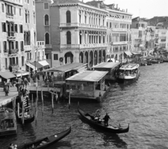 Olaszország, Velence, kilátás a Rialto hídról a Canal Grande melletti Riva del Ferro épületeire. Balra a Calle Larga Mazzini torkolata, ennek túlsó sarkán a Dolfin-Manin-palota., 1962, Szűcs Attila, Fortepan #263187