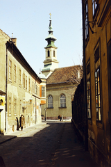 Magyarország, budai Vár, Budapest I., Kard utca az Országház utca felől nézve, szemben a Bécsi kapu téri evangélikus templom., 1970, Lorkó Fanni, Budapest, színes, Fortepan #263230