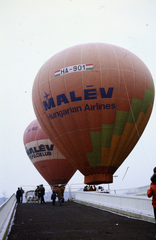 Hungary, Budapest XIV., hőlégballonok a Budapest Sportcsarnok előtti parkolónál., 1983, Lorkó Fanni, colorful, Hungarian Airlines, hot air balloon, Budapest, Fortepan #263251