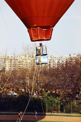 Hungary, Margit Islands, Budapest, Úttörő sporttelep / Úttörő stadion (később Margitszigeti Atlétikai Centrum), háttérben a pesti oldalon az Újpesti rakpart házai., 1980, Lorkó Fanni, colorful, Budapest, hot air balloon, Fortepan #263255