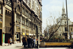 Magyarország, Budapest V., Ferenciek tere (Felszabadulás tér), a Párizsi udvar épülete előtt, jobbra a Belvárosi Ferences templom., 1988, Lorkó Fanni, színes, Budapest, Fortepan #263275