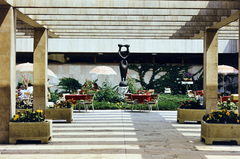 Hungary, Margit Islands, Budapest, a Thermal Hotel belső udvara, középen a Szerelmespár szobra (Ilosfai József, 1980.)., 1983, Lorkó Fanni, colorful, Budapest, Fortepan #263276