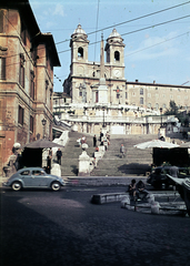 Italy, Rome, Piazza di Spagna, szemben a Spanyol-lépcső és egy egyiptomi obeliszk, mögötte a Trinitá dei Monti templom., 1961, Fortepan/Album074, stairs, Volkswagen Beetle, colorful, Fortepan #263310