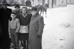 Hungary, Miskolc, Kazinczy utca, távolban a Hősök terénél a Minorita templom részlete látható., 1947, Bónis József, gentleman, tableau, teenager, boys, snow, Horse-drawn carriage, winter coat, grandparent, Fortepan #263340