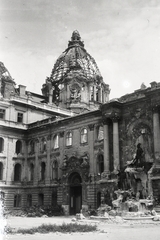 Hungary, Budapest I., Királyi Palota (később Budavári Palota), Hunyadi udvar, jobbra a Mátyás király kút., 1947, Bónis József, war damage, damaged building, dome, sculptural group, Budapest, Fortepan #263343