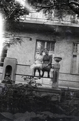 1947, Bónis József, sitting on a handrail, girls, Fortepan #263351