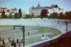 Magyarország, Budapest XIV., Szabó József utca, Millenáris sporttelep. A háttérben jobbra a Stefánia úton a Magyar Állami Földtani Intézet., 1941, Kovács Györgyi, Budapest, színes, Fortepan #263369