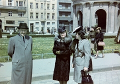 Hungary, Budapest V., Március 15. (Eskü) tér, jobbra Erzsébet királyné emlékműve., 1944, Kovács Györgyi, Budapest, fur, lawn, lady, smile, hat, gentleman, Fortepan #263370