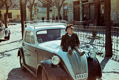 Magyarország, Esztergom, Bajcsy-Zsilinszky út (Rákóczi tér), az egykori Kis piac területe., 1951, Kovács Györgyi, rendszám, lányok-járművek, portré, kisfiú, színes, autón ülni, Fortepan #263394