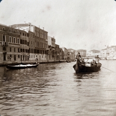 Olaszország, Velence, Canal Grande, a Canale die Cannareggio közelében, háttérben távolabb a Santa Lucia pályaudvar., 1911, Zichy kúria, Zala, csónak, evezés, csatorna, gondola, Fortepan #263634