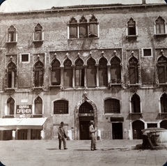 Olaszország, Velence, Campo Sant'Angelo, a felvétel a Palazzo Duodo előtt készült., 1911, Zichy kúria, Zala, épületdísz, Fortepan #263636