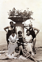 Magyarország,Balaton, Siófok, strand., 1924, Zichy kúria, Zala, csíkos ruha, csoportkép, fürdőruha, Fortepan #263674