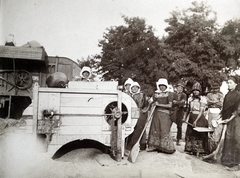 Hungary, szelelővel gabonát tisztítók, balra a háttérben egy cséplőgép., 1929, Zichy kúria, Zala, folk costume, agricultural machine, Blue dying, Fortepan #263788