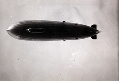 D-LZ127 Graf Zeppelin léghajó., 1932, Zichy kúria, Zala, air-ship, bottom view, Fortepan #263795