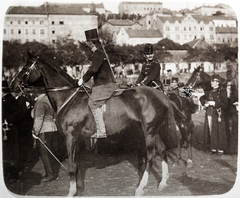 Hungary, Budapest I., Vérmező, háttérben az Attila út (utca) házsora és a nyugati várlejtő épületei. A Budapest és Bécs közötti távlovagló veresenyen indulók egyik csoportja a startnál., 1916, Zichy kúria, Zala, Budapest, Fortepan #263898