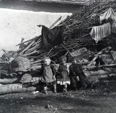 Hungary, cselédudvar., 1906, Zichy kúria, Zala, Best of, kid, hanging clothes, wickerwork, three people, Fortepan #264014