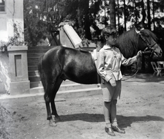 Magyarország, Zala, a felvétel a Zichy-kúria parkjában készült., 1924, Zichy kúria, Zala, gyerek, lépcső, póniló, fiú, lószerszám, Fortepan #264058