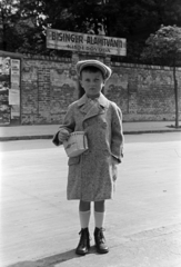 Magyarország, Győr, Bajcsy-Zsilinszky utca a Teleki László (Teleky) utca közelében, háttérben a Bisinger alapítványi óvoda kerítése., 1937, Nagy István, Nagy József, Best of, cipő, plakát, kabát, sapka, uzsonnás doboz, cégtábla, portré, Fortepan #264109