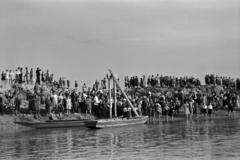 Magyarország, Győr, Mosoni-Duna, a parton az evezősverseny nézőközönsége. A csónakokon a faszerkezet a célvonalat jelzi., 1937, Nagy István, Nagy József, csónak, folyópart, Fortepan #264114