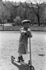 Magyarország, Győr, Bisinger park, háttérben a Bisinger sétány 20. és 22. számú ház látható., 1937, Nagy István, Nagy József, sapka, roller, gyerek, Fortepan #264135