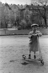 Magyarország, Győr, Bisinger park, háttérben a Bisinger sétány 20. és 22. számú ház látható., 1937, Nagy István, Nagy József, portré, sapka, roller, gyerek, Fortepan #264136