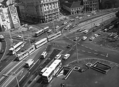 Magyarország, Budapest VIII.,Budapest V.,Budapest IX., Kálvin tér., 1977, Ferencvárosi Helytörténeti Gyűjtemény, reklám, forgalom, autóbusz, magyar gyártmány, utcakép, életkép, Ikarus-márka, villamos, Ikarus 180, lámpaoszlop, automobil, Wartburg 311/312, Ganz-márka, furgon, villamos pótkocsi, Budapest, Skoda 110R Coupé, Ikarus 266, Ganz UV, Fortepan #26414