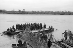 Magyarország, ponton a Duna-partnál, a magyar csapatok szlovákiai bevonulására készített Medve felé vezető pontonhíd építésekor., 1938, Nagy István, Nagy József, utász, ponton, Duna-part, Fortepan #264151