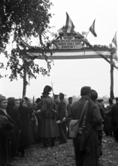 Magyarország, Duna-part, díszkapu a magyar csapatok szlovákiai bevonulására készített Medve felé vezető pontonhídnál., 1938, Nagy István, Nagy József, diadalkapu, bevonulás, Fortepan #264157