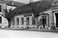 Magyarország, Szombathely, Batthyány tér 8., Kirnbauer János asztalosüzeme. Balra a Zrinyi Ilona Általános Iskola épülete., 1938, Nagy István, Nagy József, Fortepan #264161