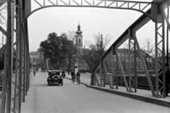 Magyarország, Győr, a Kettős híd a Rába folyó felett, túlparton a Bécsi kapu (Erzsébet) téren a Karmelita templom látható., 1938, Nagy István, Nagy József, kerékpár, híd, Fortepan #264169