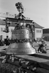 Magyarország, Szombathely, Szent Márton tér, a Szent Kvirin / Szalézi-templom harangja a felszentelésekor., 1938, Nagy István, Nagy József, harang, virágdíszítés, Fortepan #264174