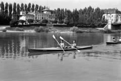 Magyarország, Győr, Mosoni-Duna a Rába torkolata és a Kossuth híd között. Szemben a Győri Torna és Evezős Egylet (később Rába ETO, ma Győri Vízügy-Spartacus Evezős Klub) csónakháza., 1938, Nagy István, Nagy József, kajak, Duna, Fortepan #264183