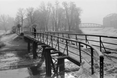 Magyarország, Győr, az uszodától a Radó-szigetre vezető gyaloghíd a Rába folyó felett. Jobbra a háttérben a Kettős híd Rába ág feletti része látható., 1938, Nagy István, Nagy József, tél, gyaloghíd, híd, Fortepan #264191