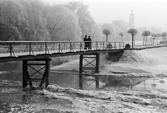 Magyarország, Győr, az uszodától a Radó-szigetre vezető gyaloghíd a Rába folyó felett. Távolban a Bécsi kapu (Erzsébet) téren a Karmelita templom, ettől jobbra a Kettős híd sziluettje látható., 1938, Nagy István, Nagy József, Fortepan #264194