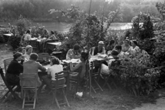 Magyarország, Győr, Mosoni-Duna, Köss ki csárda a Szúnyog-szigeten., 1938, Nagy István, Nagy József, nyár, beszélgetés, folyópart, gramofon, ital, ivás, zenehallgatás, kerti bútor, sör, Fortepan #264198