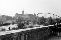 Magyarország, Győr, a Mosoni-Duna partja a révfalui oldalon, a túlparton a Székesegyház és a Püspökvár tornya látható, jobbra a Kossuth híd., 1938, Nagy István, Nagy József, Fortepan #264249