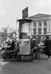 Magyarország, Győr, Széchenyi tér, a hirdetőoszlop hátterében a Mária-oszlop és a Lloyd-palota / Vigadó., 1938, Nagy István, Nagy József, Best of, plakát, hirdetőoszlop, Fortepan #264252