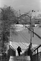 Magyarország, Győr, a vasútállomás nyugati oldalán lévő, a vágányok feletti gyalogoshíd lejárója. Jobbra az Eszperantó (Sopron) út, középen a Babits Mihály (Zöldfa) utca sarkán álló ház látható., 1939, Nagy István, Nagy József, tél, lépcsősor, Fortepan #264264