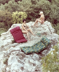 Hungary, A Palma Gumigyár reklámfotója., 1969, Ferencvárosi Helytörténeti Gyűjtemény, ad, colorful, air mattress, photo model, Taurus-brand, rubber industry, Fortepan #26427