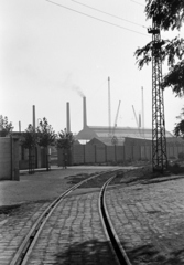 Magyarország, Győr, a Vas Gereben utca Móricz Zsigmond rakpart felőli vége, szemben a Magyar Waggon- és Gépgyár Rt. bejárata., 1939, Nagy István, Nagy József, sínpálya, gyárkémény, gyár, Fortepan #264270