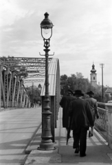 Magyarország, Győr, Kettős híd a Rába folyó felett a Bécsi kapu (Erzsébet) tér és a Radó-sziget között, háttérben a Karmelita templom., 1941, Nagy István, Nagy József, Fortepan #264278