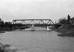 Magyarország, Győr, Rába folyó, a Petőfi (Horthy Miklós) híd látképe a Radó szigetről., 1939, Nagy István, Nagy József, híd, vitorláshajó, Fortepan #264280