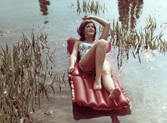 Hungary, A Palma Gumigyár reklámfotója., 1969, Ferencvárosi Helytörténeti Gyűjtemény, ad, colorful, air mattress, photo model, Taurus-brand, rubber industry, Fortepan #26429