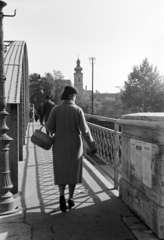 Magyarország, Győr, Kettős híd a Rába folyó felett a Bécsi kapu (Erzsébet) tér és a Radó-sziget között, háttérben a Karmelita templom., 1941, Nagy István, Nagy József, kosár, séta, híd, Fortepan #264309