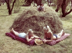 Hungary, A Palma Gumigyár reklámfotója., 1969, Ferencvárosi Helytörténeti Gyűjtemény, ad, bathing suit, colorful, women, air mattress, sunbathe, wrist watch, summer, shades, straw hat, photography, stack, hay, photo model, Taurus-brand, rubber industry, camera, Fortepan #26431