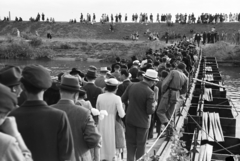 Magyarország, Győr, a hecsepusztai repülőtér megnyitójára érkező közönség az Iparcsatornán kel át az ideiglenes hídon 1939. június 4-én., 1939, Nagy István, Nagy József, Best of, híd, Fortepan #264310