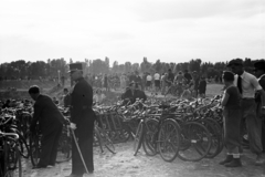 Magyarország, Győr, a hecsepusztai repülőtér megnyitójára érkező közönség 1939. június 4-én., 1939, Nagy István, Nagy József, kerékpár, kerékpár tároló, Fortepan #264311