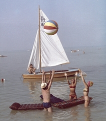 Magyarország,Balaton, A Palma Gumigyár reklámfotója., 1969, Ferencvárosi Helytörténeti Gyűjtemény, reklám, színes, gumimatrac, strandlabda, strandcikkek, Taurus-márka, Fortepan #26432