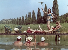 Hungary,Lake Balaton, Tihany, Gödrös, Lepke sor, háttérben az Óvár. A Palma Gumigyár reklámfotója., 1969, Ferencvárosi Helytörténeti Gyűjtemény, ad, colorful, air mattress, telephone, photo model, Taurus-brand, rubber industry, Fortepan #26435