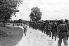 Magyarország, Sárszentmihály, katonák menetoszlopa a település közelében., 1940, Nagy István, Nagy József, MKHL, ejtőernyős, Fortepan #264377